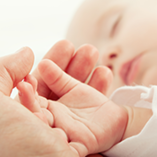 main de bébé qui dort